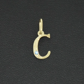 Zlatý přívěsek písmeno C